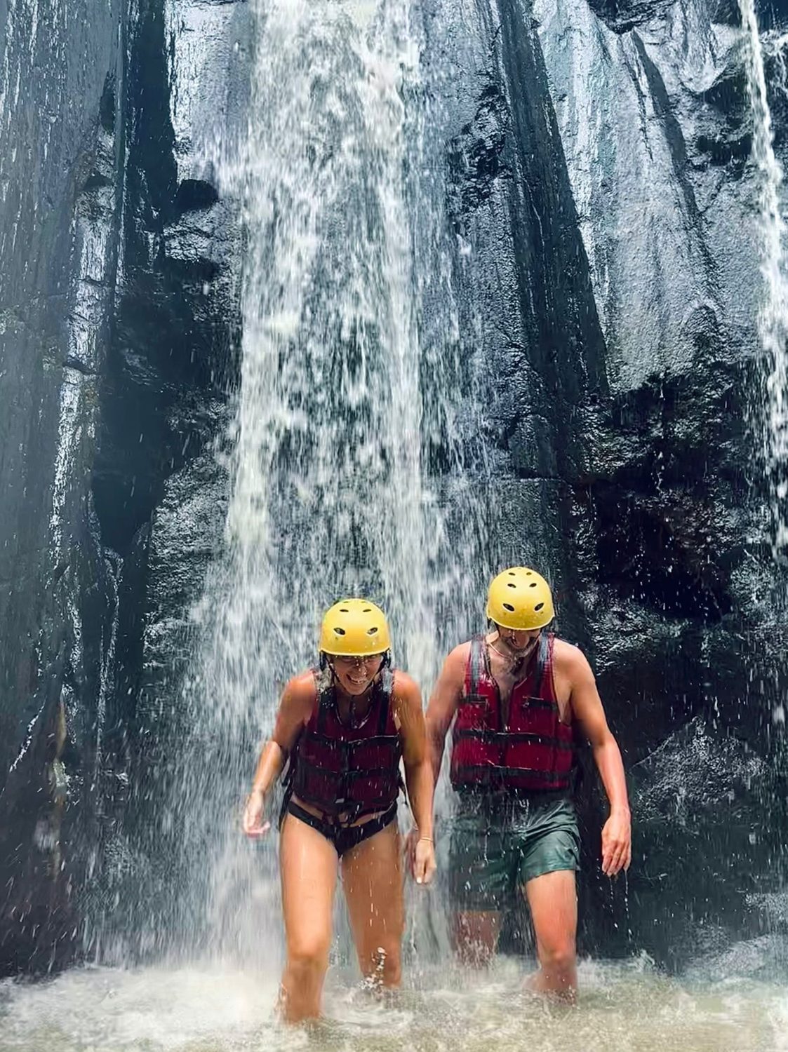 Barranquismo bajo una cascada